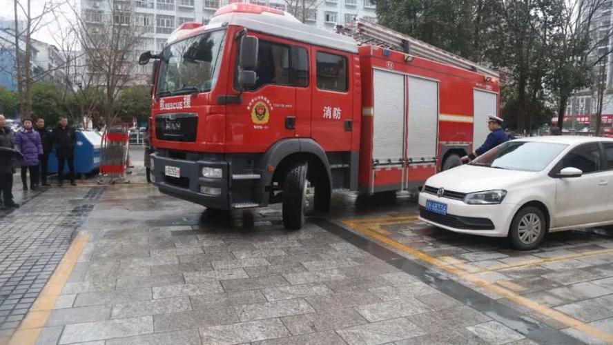 副县长乘消防车"出警"检验"生命通道"