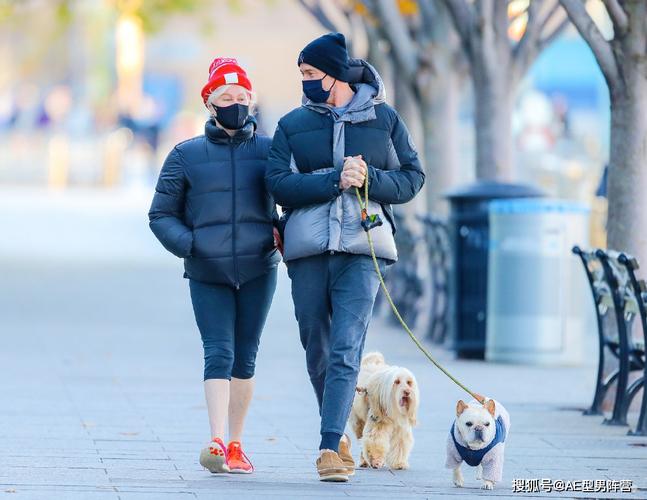 原创52岁休·杰克曼和妻子出门遛狗!26年夫妻带情侣帽,太秀恩爱啦