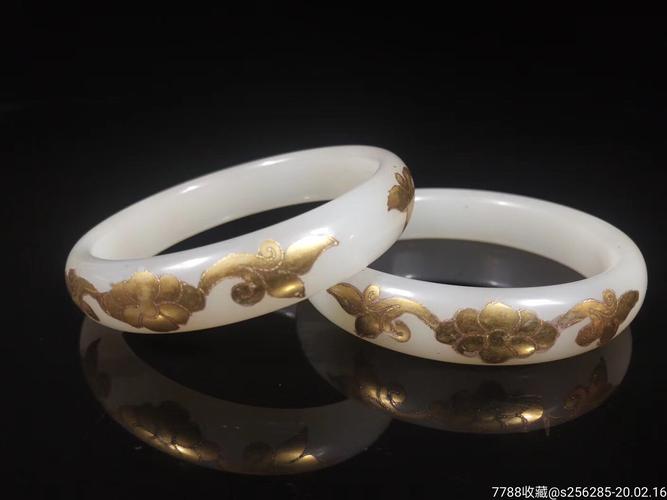 和田玉包金手镯,玉质温润通透,保存完好,品相如图,值得收藏