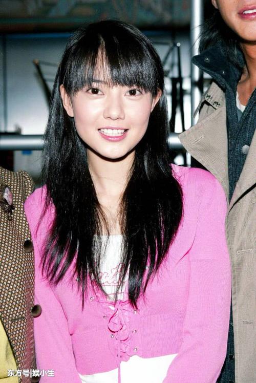 高圆圆14年前旧照曝光:长黑发搭齐刘海,清新甜美的