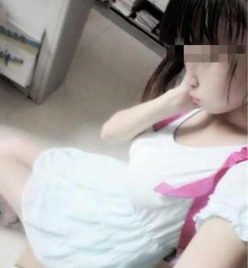 00后女孩晒"性感"私房照,过度早熟引热议,网友:三观刷新了