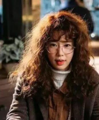 难怪刘仁娜一直讨厌卷发,看到她剪了羊毛卷后,网友:翻版金高银