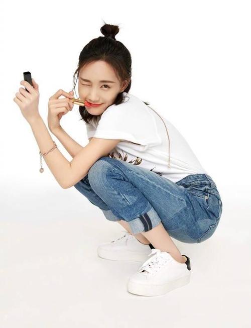 李一桐一组美妆大片,白t搭配休闲牛仔裤,清新甜美气质