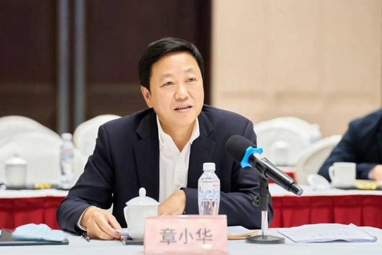 第二位:章小华(福建金牛水泥有限公司实际控制人)