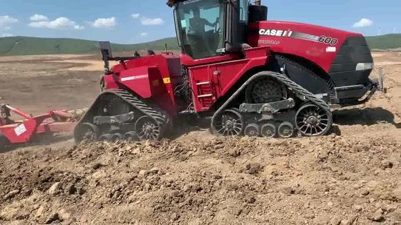 这里的田地不好耕作,都使出了这种大型履带式的拖拉机来作业!