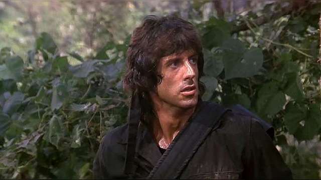 《第一滴血》军人被俘虏泡在脏池,全身都是水蛭,他却一点都不慌