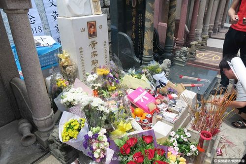 组图黄家驹去世25周年众粉丝为偶像墓碑敬献鲜花