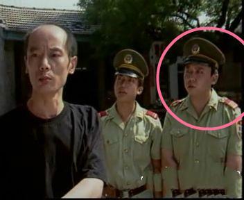 葛优,吕丽萍主演的《编辑部的故事》,于谦曾在第三集中饰演一名警察甲
