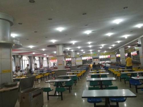 河北大学食堂实拍,跟你想象当中的一样吗?
