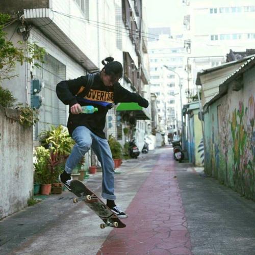 欧美 女生 头像 背景 滑板车