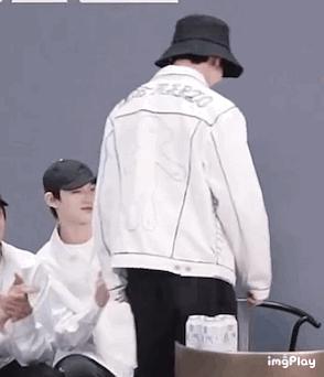 还竖大拇指啦