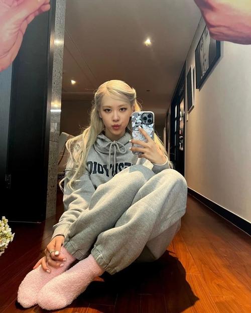 blackpink朴彩英1129ins图片更新