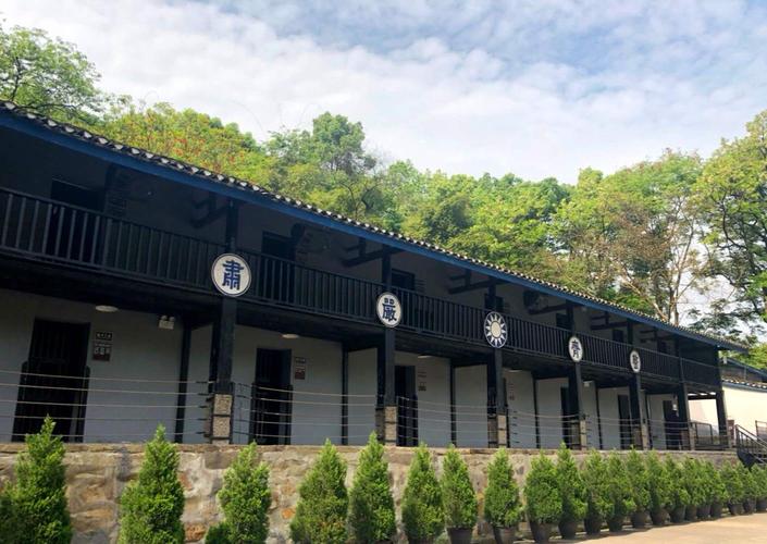 渣滓洞,位于重庆市郊歌乐山下,三面环山,地势隐蔽,原为人工采煤的小