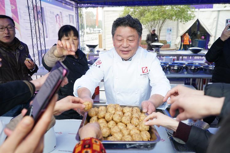 你会炸圆子吗?中国楚菜掌门人,中华名厨卢永良大师现场教市民厨艺