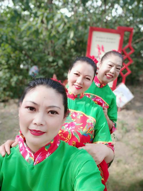 姐妹们参赛美照留念