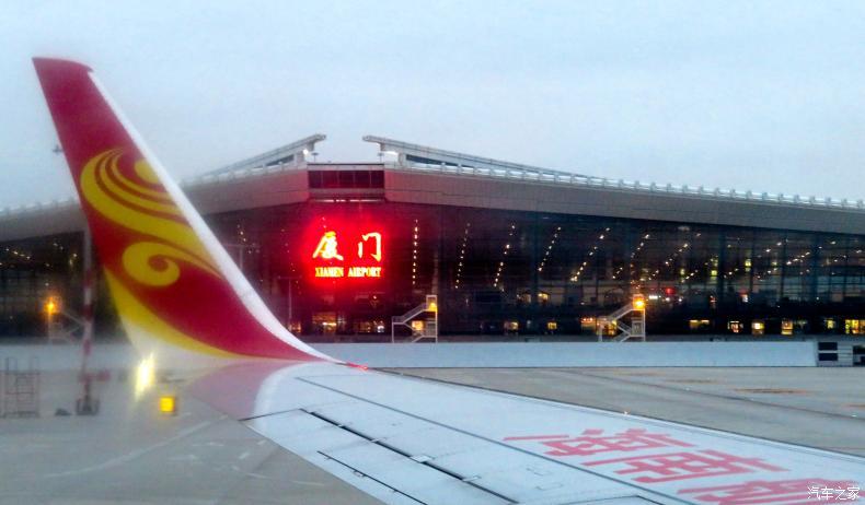 于晚上六点多到达厦门高崎国际机场t4航站楼.