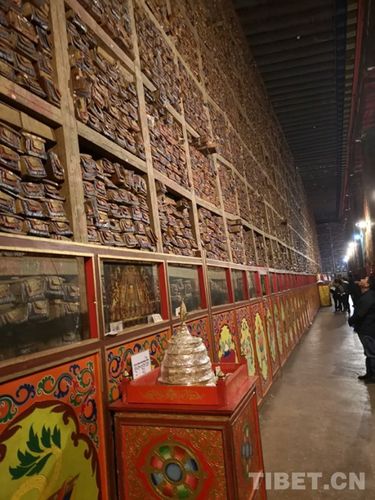 图为萨迦寺经书墙