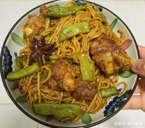 排骨豆角焖面,一碗去除饥饿,在家就能做,比店里的还