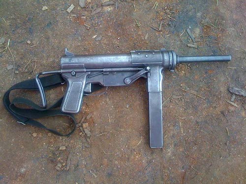 盖德式冲锋枪(美国,和斯登有些相像,由于全枪金属所以不便于冬季手持)