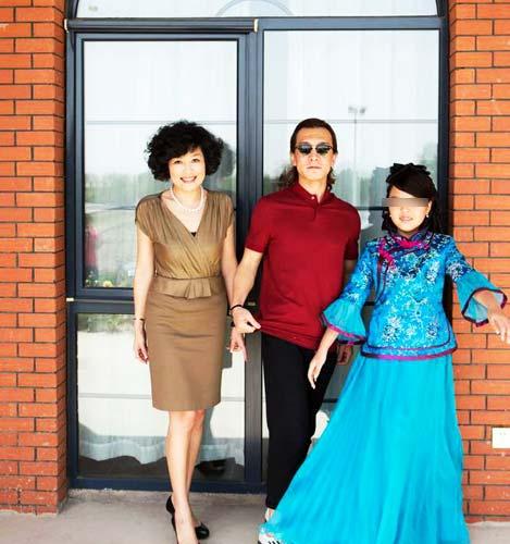 李咏哈文一家三口