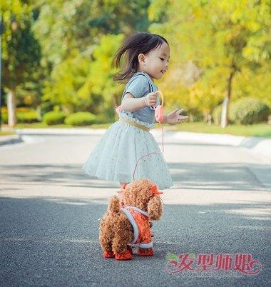 小女孩后梳剪过肩发发型