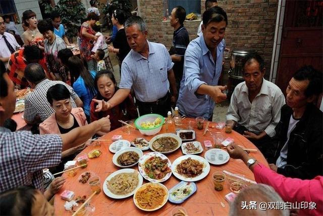 百日宴邀请短信-农村办喜事时,客人随礼200元全家都去