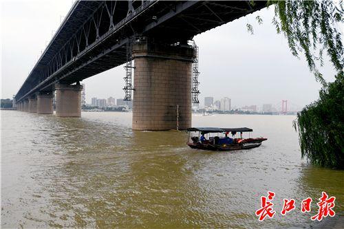 7月12日,长江武汉关站水位突破25米设防水位,武汉市防汛抗旱指挥部