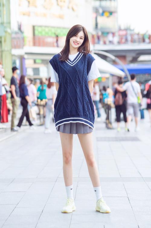 国内街拍:秋季不想放弃jk制服裙?试试这3款上衣搭照着