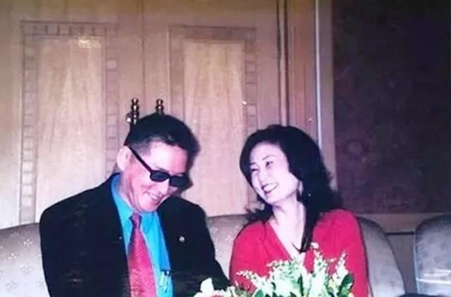 92年李敖与王小屯结婚,拜见年龄比自己还小的岳父母:深深鞠一躬
