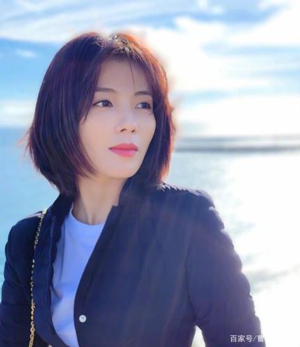 刘涛短发,搭配白色t恤和黑色外套,优雅又减龄.