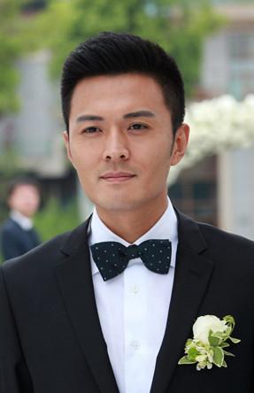 2009年6月初,有媒体曝出高圆圆与于小伟恋爱的消息,后得到高圆圆经纪