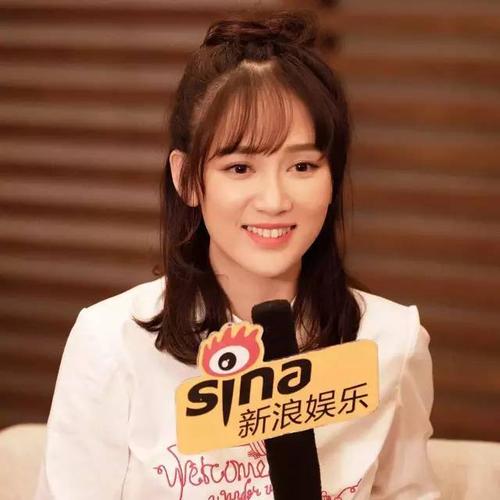 半扎发 半扎发和轻薄的刘海搭配在一起同样非常好看,让陈乔恩更具少女