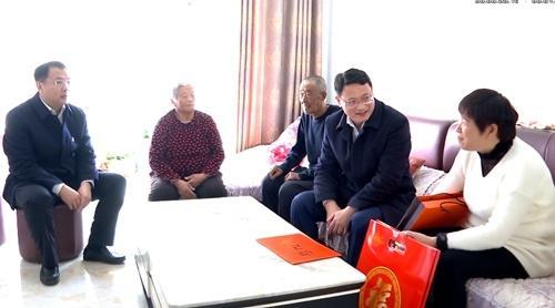 王建文走访慰问邹城市部分老干部劳动模范和困难职工党员群众