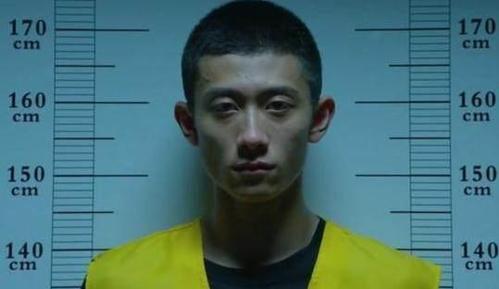 明星电影中进监狱测量身高不小心暴露了真实身高,看有