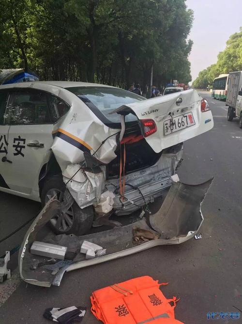 现场惨烈:常州一辆警车被黑色宝马撞成这样!