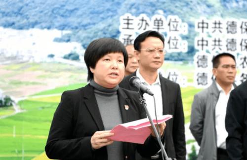 县委书记县长带头购买德保县举行2020年扶贫日系列活动暨农民丰收节