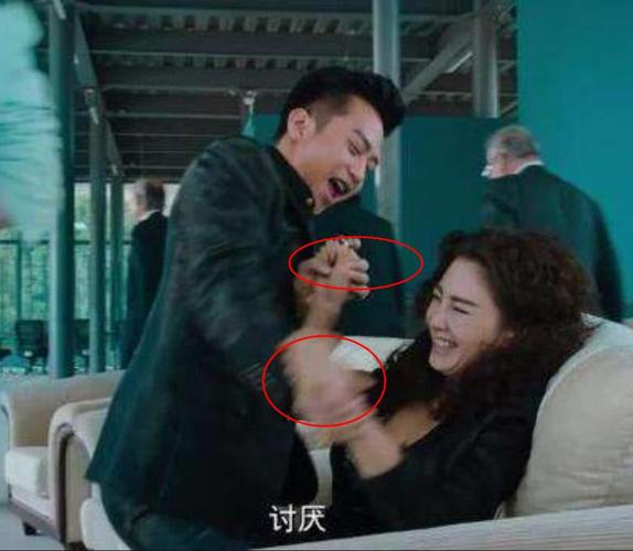 邓超将扑倒张雨绮,却把手放在了这个"位置"图4俯卧撑很吃力啊