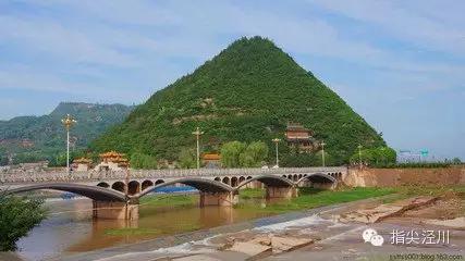 那一年我们相遇在泾河边望着郁郁葱葱的王母宫山一起对着王母娘娘