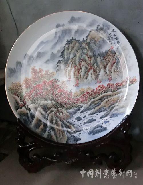 淄博瓷厂彩绘组组长,自学成才,发明了锰红,艳黑等釉料,在陶瓷上创造了