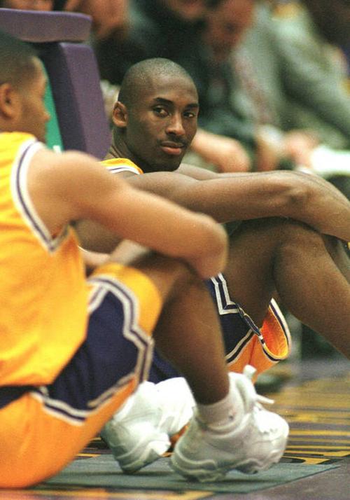 加内特之后第二十七位直接从高中进入nba的球员,随即,黄蜂用科比与