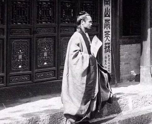 疯癫老道士路上大喊"枣桃",大家把他当疯子,后28万人遭遇大灾