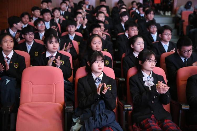 12月9日,杭州市中策职业学校2019年成人礼宣誓仪式在霞湾校区隆重举行