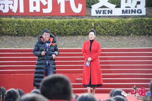 胶州市新时代文明实践中心前欢声笑语,人潮涌动,中央广播电视总台