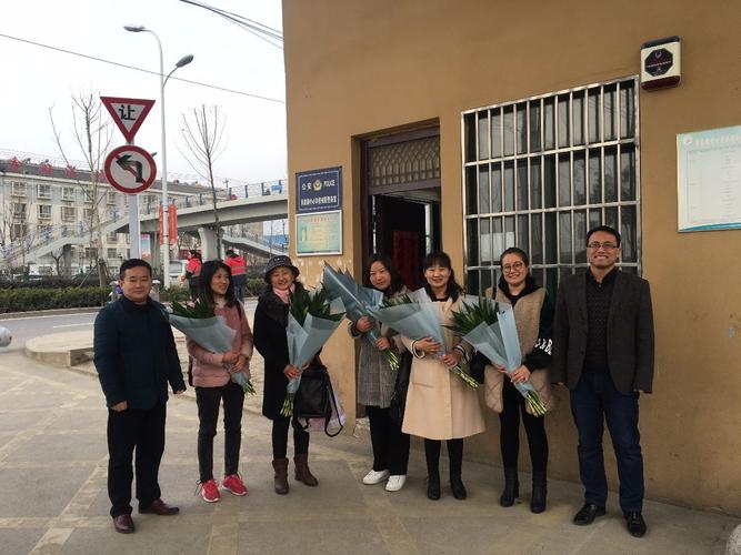 岗集镇中心小学开展庆祝"三八妇女节"献花活动