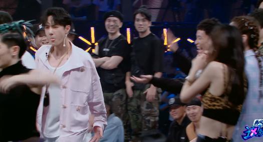 王一博故意反撩小宝,张萌追问原因,王一博:浪费他的