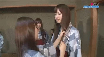 摸头发的女生头像