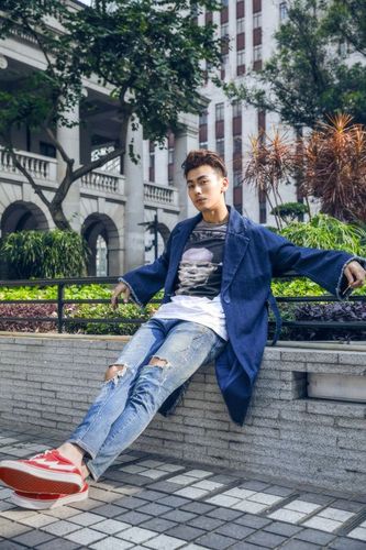 戴向宇街拍大片曝光阳光帅气演绎清新单宁风