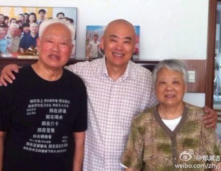 郑渊洁之父微博"晒幸福" 网友:和谐阳光的一家/图