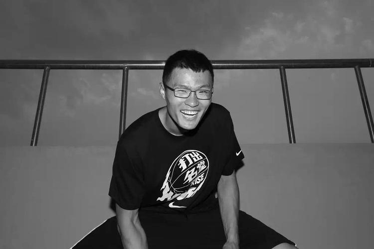 西安工大李观洋:和科比同台竞技,被詹姆斯看中,拒绝止步不前