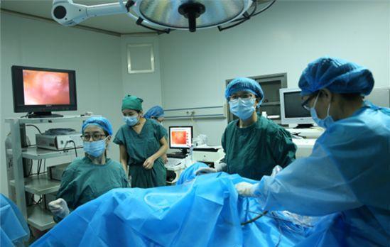 20岁女孩怀孕6个月引产,孩子出来后,一家人的尽显人性